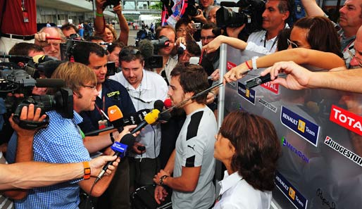 Der zweimalige Weltmeister Fernando Alonso gibt den Wechsel von Renault zu Ferrari bekannt