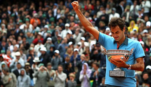 JUNI: Roger Federer gewinnt erstmals in seiner Karriere die French Open. Er ist damit der sechste Spieler, der alle Grand-Slam-Turniere gewonnen hat