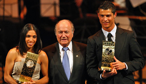 JANUAR: Portugals Superstar Cristiano Ronaldo und die Brasilianerin Marta werden in Zürich als Weltfußballer des Jahres 2008 geehrt