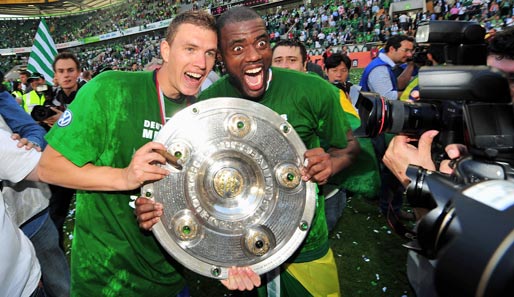 MAI: Der VfL Wolfsburg feiert den ersten Bundesliga-Titel seiner Geschichte - auch weil Edin Dzeko (l.) und Grafite Tore am Fließband erzielten