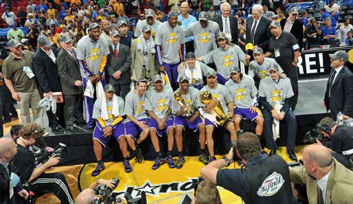 Die Los Angeles Lakers gewinnen die Finalserie gegen die Orlando Magic 4:1 und damit zum 15. Mal den NBA-Titel
