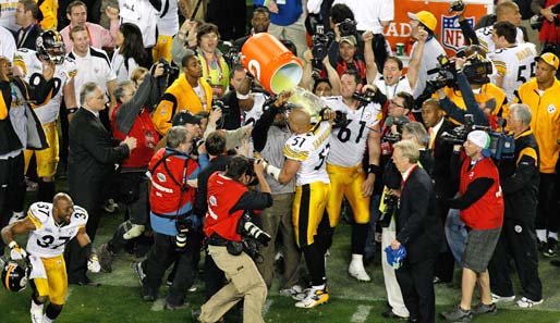 FEBRUAR: Die Pittsburgh Steelers schlagen die Arizona Cardinals und gewinnen den Super Bowl