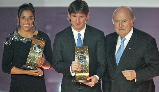 Lionel Messi wird Weltfußballer 2009 und löst damit Cristiano Ronaldo ab. Marta verteidigt ihren Titel bei den Frauen