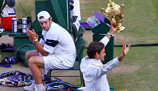 Roger Federer (r.) gewinnt ein episches Wimbledon-Finale gegen Andy Roddick mit 16:14 im fünften Satz und holt damit seinen 15. Grand-Slam-Titel - Rekord!