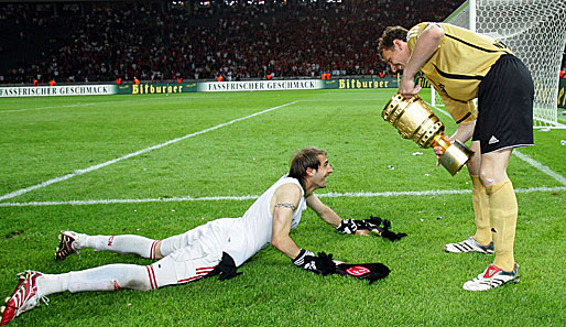 Sein bisheriger Höhepunkt: DFB-Pokal-Sieger 2007. Hier wird nach der Siegerehrung noch ausgiebig mit Raphael Schäfer gealbert