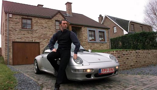 Der Schein trügt: Bosman im Jahr 2000 vor seinem Haus, angelehnt an einen Porsche 911