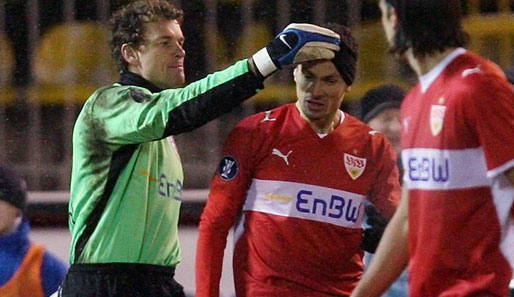 Brett vorm Kopf? Beim UEFA-Cup-Spiel in St. Petersburg verschafft Lehmann Teamkollege Khalid Boulahrouz besseren Durchblick