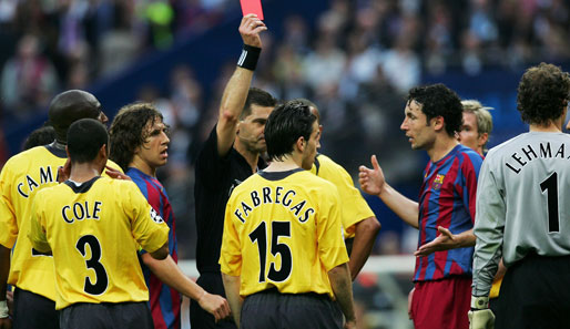 Einer seiner traurigsten Momente: Im Champions-League-Finale 2005/06 fliegt er bereits in der 18. Minute vom Platz. Arsenal verliert 1:2 gegen Barcelona