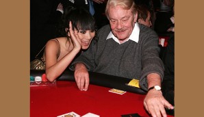 Alte, neue Leidenschaft: Jerry Buss und das Pokern. Hier fiebert Schauspiel-Starlet Bai Ling mit dem Lakers-Eigner mit