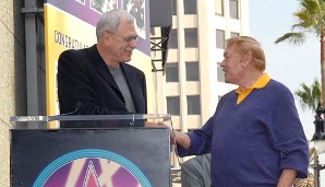 Lakers-Coach Phil Jackson bei der Walk-Of-Fame-Zeremonie am 20. Oktober 2006 die Lobrede auf seinen Quasi-Schwiegervater