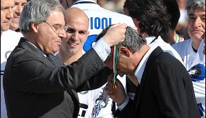 In der Serie feiert er derweil seinen zweiten Meistertitel. Präsident Maurizio Beretta überreicht Jose Mourinho die verdiente Medaille