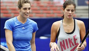 Die beiden neuen Heldinnen des deutschen Tennis am Netz vereint. Julia Görges zusammen mit Andrea Petkovic