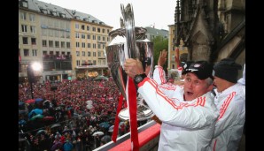 Doch Jupp gelingt die Revanche! 2013 dominieren seine Bayern nicht nur die Liga, sondern sichern sich das Triple. Der CL-Sieg über den BVB ist das abschließende Highlight einer außergewöhnlichen Karriere