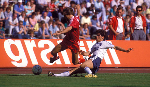Grätschendes Kopfballungeheuer! 1986/87 gelang Karl-Heinz Riedle mit Blau-Weiß 90 Berlin der Durchbruch in der Bundesliga. Hier lässt er Hansi Flick über die Klinge springen