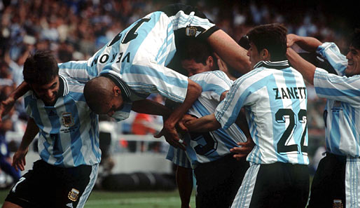 1994 gibt er sein Debüt in der argentinischen Nationalmannschaft. Bei der WM vier Jahre später scheitert die Albiceleste im Viertelfinale an der Niederlande