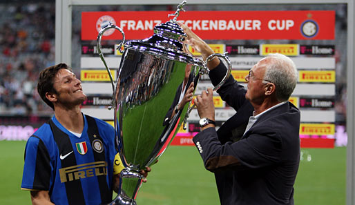 2008 gewinnt Inter den "Beckenbauer-Cup" mit 1:0 gegen den FC Bayern. Zanetti darf anschließend den überdimensionalen Pokal stemmen
