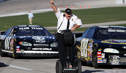 Das nennt man mal Promo: James macht vor einem NASCAR-Rennen Werbung für seinen neuen Blockbuster