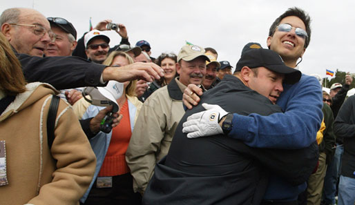 Ein bisschen Zärtlichkeit zwischen James und Romano bei der AT&T Celebrity Golf Challenge