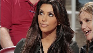 Kritischer Blick auf den Video-Würfel: Ob Kim Kardashian dort gerade groß im Bild zu sehen ist?
