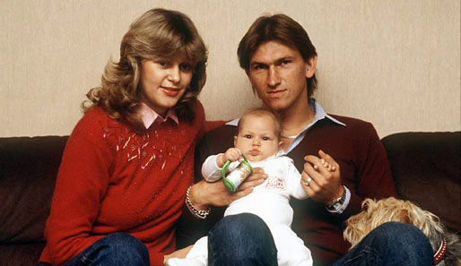 Augenthaler 1982 im eigenen Wohnzimmer mit Frau Monika, Tochter Tina und Hund Cindy