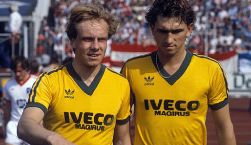 Ja, das sind wirklich Bayern-Trikots: Augenthaler (r.) mit Michael Rummenigge in fraglicher Brasilien-Optik in Hamburg 1984