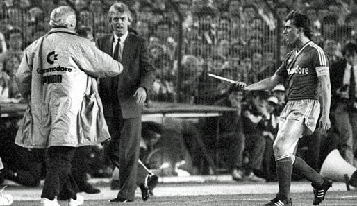 Wilde Szenen 1987 im Halbfinale bei Real Madrid: Lattek (l.) und Beenhaker keifen, Augenthaler präsentiert ein Wurfgeschoss