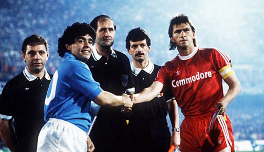 Als Bayern-Kapitän durfte Augenthaler den Größen des Weltfußballs die Hand schütteln. Hier 1989 Diego Maradona (Neapel)