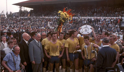 Eintracht Braunschweig geht 1967 mit zwei Zählern Vorsprung in die letzte Partie gegen Nürnberg. Das Spiel wird mit 4:1 gewonnen und Braunschweig vor 1860 Meister