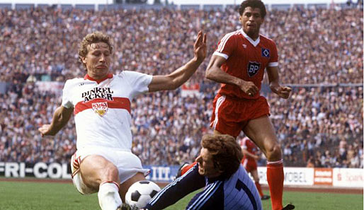 Trotz Niederlage im direkten Duell gegen den HSV wird Stuttgart um Guido Buchwald 1984 Meister - das bessere Torverhältnis gab den Ausschlag