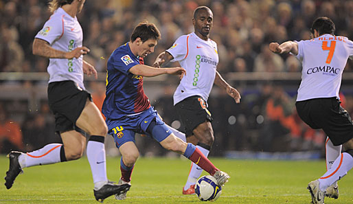 Ein Augenschmaus, Messi spielt seine Gegner auf engstem Raum schwindelig
