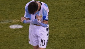 Kurz nach dem Abpfiff gab Messi seinen Rücktritt aus der argentinischen Nationalmannschaft bekannt. Es war ein bitterer Abschied, den keiner erwartet hat. Drei Final-Pleiten in Folge waren für Messi zu viel...