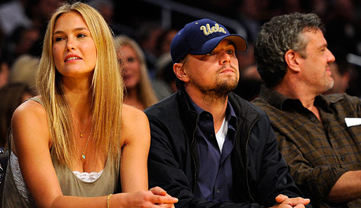 Model Bar Rafaeli und Schauspiel-Freund Leonardo DiCaprio sind ebenfalls im Staples Center vor Ort. Während Leo interessiert das Spiel verfolgt ...