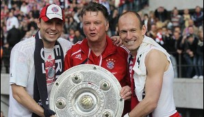 Mit seinen Landsmännern Mark van Bommel (l.) und Arjen Robben holt van Gaal gleich im ersten Jahr die Meisterschaft