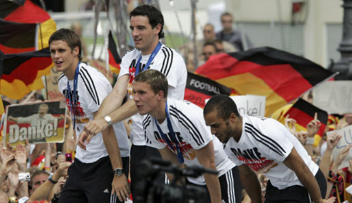 Nach Platz drei feierten die Deutschen dennoch eine große Party in Berlin. Podolski wurde anschließend zum besten Jungprofi des Turniers gewählt