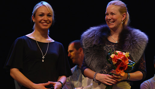 Auch bei ihrem letzten offiziellen Auftritt als Biathletin strahlte Neuner mit ihren Konkurrentinnen (hier Helena Ekholm) um die Wette
