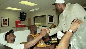 Aber die große Liebe blieben die Lakers: Als Kobe Bryant und Shaquille O'Neal 2000 den Titel nach L.A. holten, war Magic einer der ersten Gratulanten