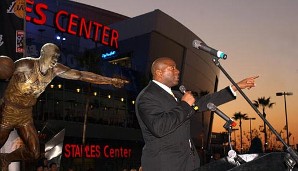 Der nächste Meilenstein: 1996 bekam der beste Point Guard aller Zeiten eine Bronze-Statue direkt vor dem Staples Center