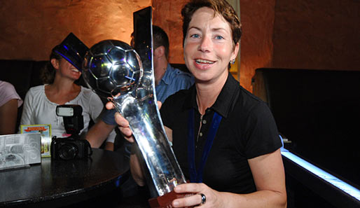 Maren Meinert als Trainerin: 2010 führte sie die deutsche U 20 zum Titelgewinn bei der Heim-WM