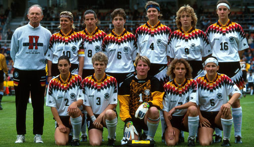 Maren Meinert (obere Reihe, 4.v.l.) und das deutsche Team bei der EM 1995. Bundestrainer war damals Gero Bisanz (l.)