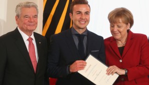 Zurück aus Brasilien erhält Götze das silberne Lorbeerblatt, die höchste sportliche Auszeichnung Deutschlands