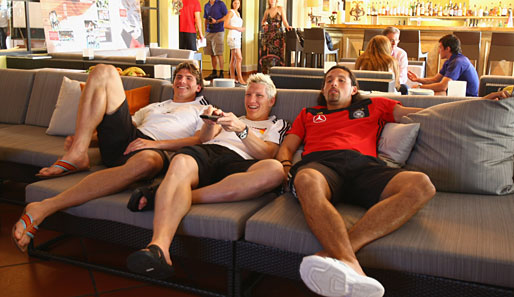 Und Zeit zum TV-Glotzen und Sofa-Lümmeln war auch noch. Gomez mit Bastian Schweinsteiger und Kevin Kuranyi (v.l.)