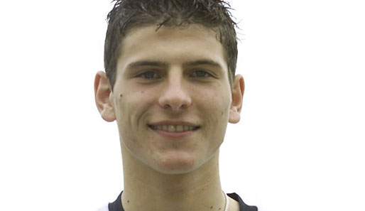 Der Wechsel zu den Bayern 2009 war der vorläufige Höhepunkt in Gomez' bisheriger Laufbahn. Hier Gomez im Jahre 2002 bei der U 17