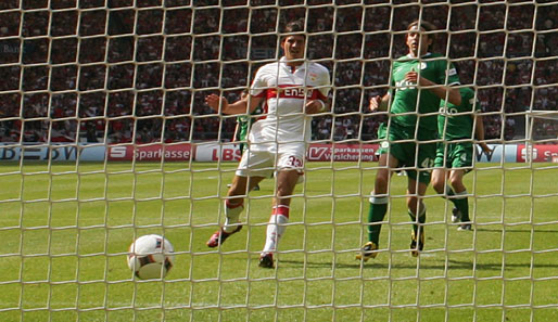 2008/2009 gelingt ihm gegen den späteren Meister Wolfsburg ein Viererpack. Gomez wird drittbester Torjäger (24 Treffer)...