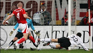 Der nächste Meilenstein gelang dann 2007: Erstes Länderspieltor gegen die Schweiz am 7. Februar beim 3:1-Sieg des DFB-Teams