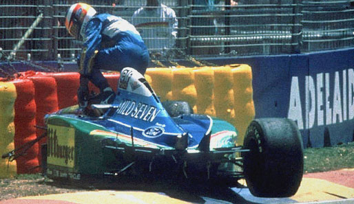 Schumi kollidiert im letzten Rennen der Saison 1994 mit Damon Hill. Beide scheiden aus, Schumi ist zum ersten Mal Weltmeister