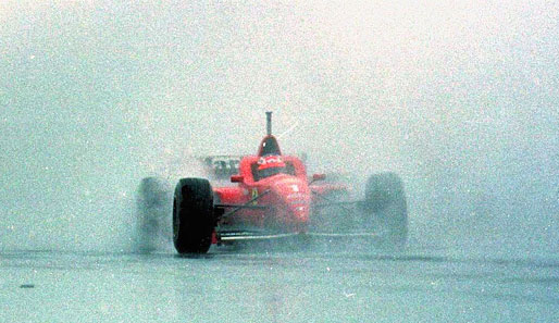 1996 der Wechsel zu Ferrari. Das erste Jahr läuft bescheiden, aber im Regenchaos von Barcelona fährt Schumi eines seiner besten Rennen
