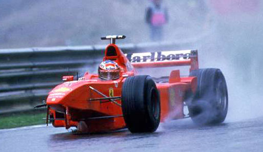 1998 ist vor allem wegen der Dreirad-Einlage von Schumi in Spa bekannt. Im Regen fuhr er auf David Coulthard auf, den sicheren Sieg vor Augen