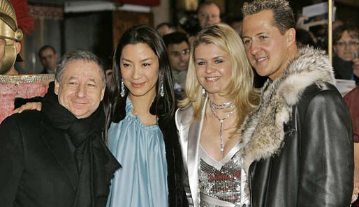 Und ins Kino kommt Schumi auch. Hier mit Frau Corinna, Ferrari-Generaldirektor Jean Todt und dessen Partnerin Michelle Yeoh bei der Asterix-Premiere