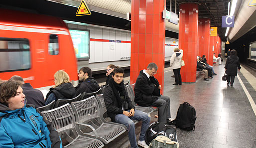 6.46 Uhr: Nach einer 20-minütigen Zugfahrt zum Münchner Hauptbahnhof heißt es Umsteigen in die S-Bahn Richtung Taufkirchen