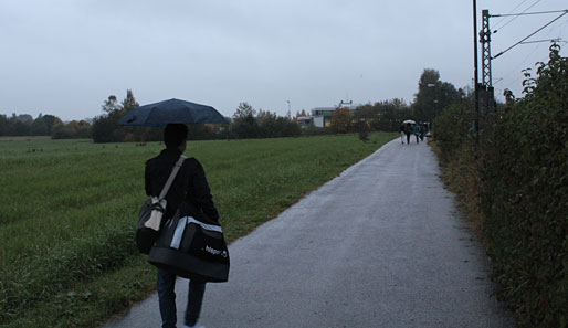 7.25 Uhr: In Taufkirchen angekommen, geht es noch mal 10 Minuten zu Fuß zur Schule